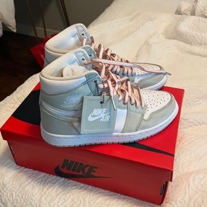 NIKE WOMENS JORDAN 1 HIGH OG